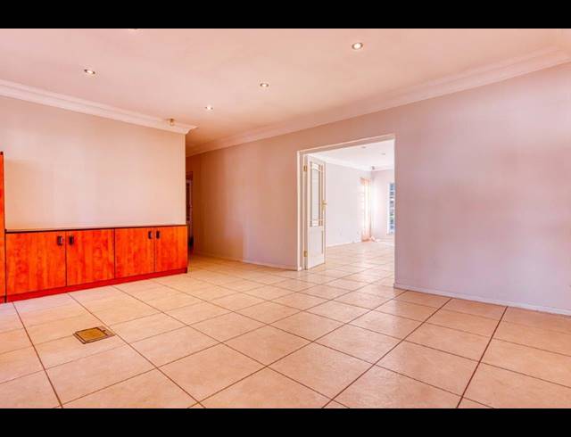 5 BEDROOM FREEHOLD TO LET IN BRYANSTON